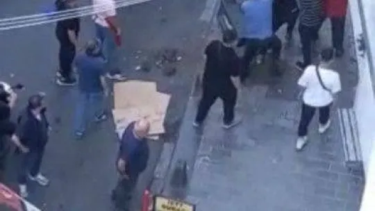 İstanbul'da yaşlı adamı döven şahsa dayak kamerada