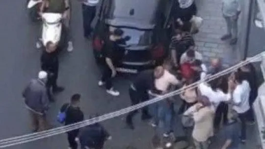 İstanbul'da yaşlı adamı döven şahsa dayak kamerada