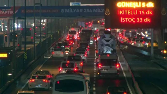 İstanbul'da yılın son iş gününde trafik yoğunluğu yüzde 71'e yükseldi