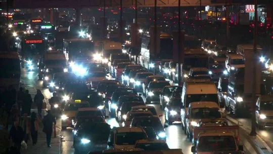 İstanbul'da yılın son iş gününde trafik yoğunluğu yüzde 71'e yükseldi