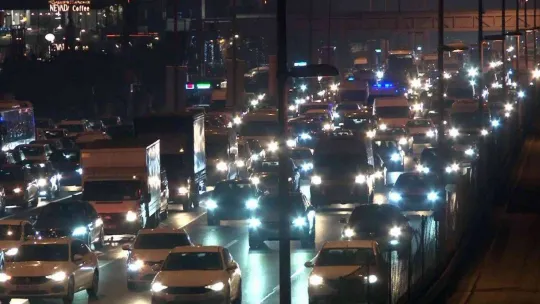 İstanbul'da yılın son iş gününde trafik yoğunluğu yüzde 71'e yükseldi
