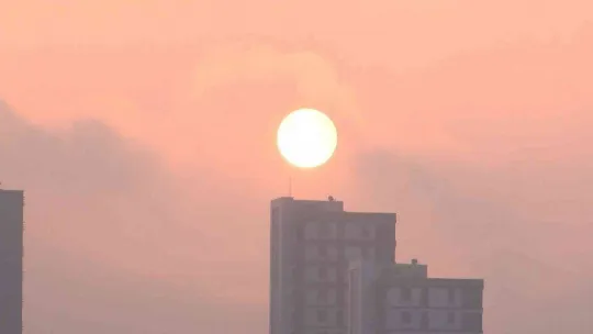 İstanbul'da yoğun sise gün doğumu eşlik etti