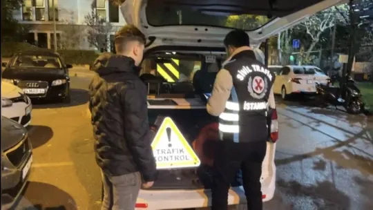 İstanbul'da yol kapatıp oynayan magandalar kamerada: Polis ceza yağdırdı