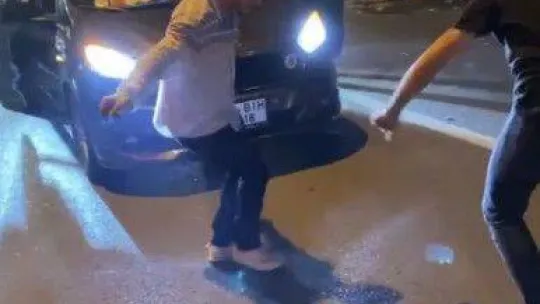 İstanbul'da yol kapatıp oynayan magandalar kamerada: Polis ceza yağdırdı