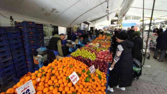 İstanbul'daki meyve ve sebze tezgahlarında bolluk yaşanıyor
