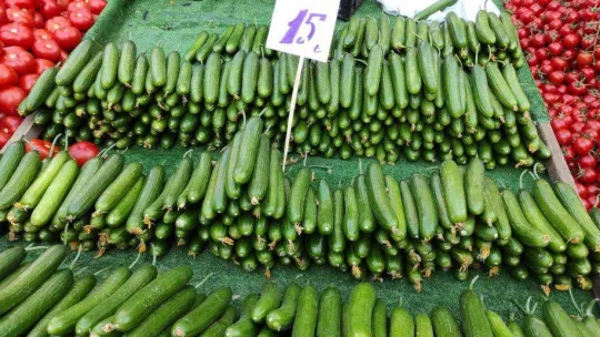 İstanbul'daki meyve ve sebze tezgahlarında bolluk yaşanıyor
