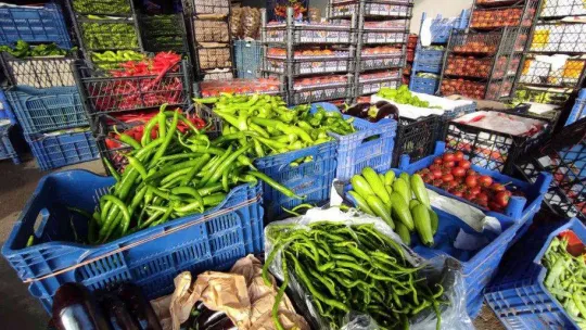 İstanbul'daki meyve ve sebze tezgahlarında bolluk yaşanıyor