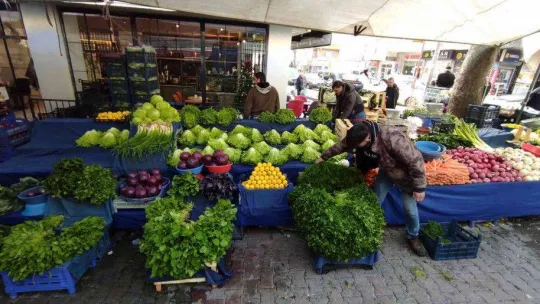 İstanbul'daki meyve ve sebze tezgahlarında bolluk yaşanıyor