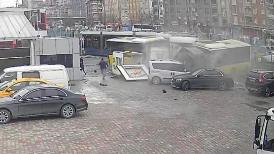 İstanbul'daki tramvay kazası güvenlik kamerasına yansıdı