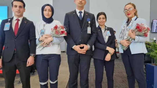İstanbul Havalimanı'nda 3 Aralık Dünya Engelliler Günü'nde engelli ve yaşlılara çiçek verildi