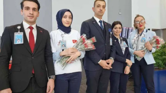 İstanbul Havalimanı'nda 3 Aralık Dünya Engelliler Günü'nde engelli ve yaşlılara çiçek verildi