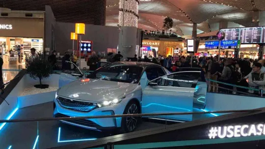 İstanbul Havalimanı'nda sergilenen TOGG'a yoğun ilgi