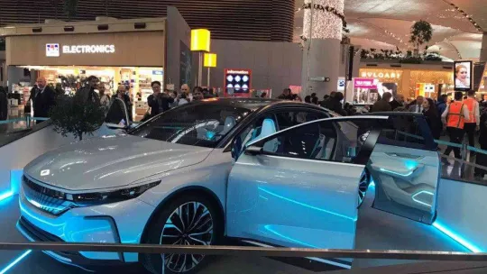 İstanbul Havalimanı'nda sergilenen TOGG'a yoğun ilgi