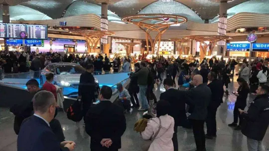 İstanbul Havalimanı'nda sergilenen TOGG'a yoğun ilgi