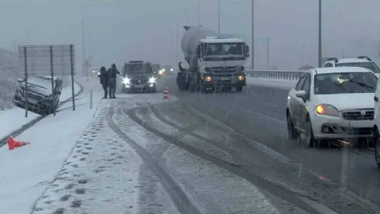 İstanbul Havalimanı yolunda yoğun kar yağışı