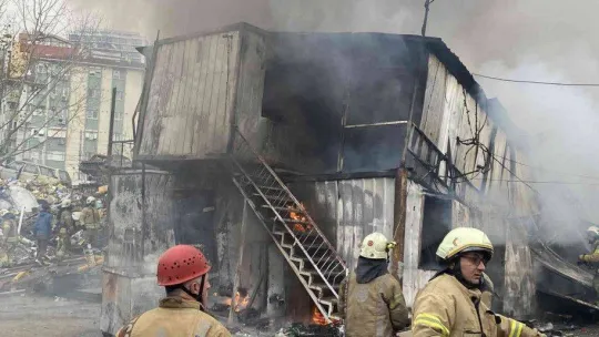 İstanbul Maltepe'de işçilerin kaldığı konteynerde yangın çıktı. Olay yerine çok sayıda itfaiye ekibi sevk edildi.