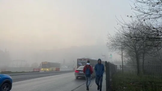 İstanbul sisli bir güne uyandı: Görüş mesafesi düşünce sürücüler zor anlar yaşadı