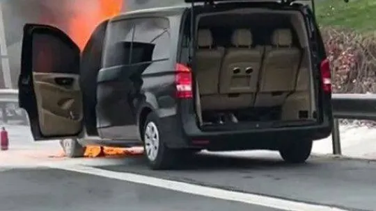 İstanbul TEM'de araç alevlere teslim oldu: Trafik durdu