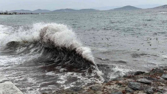 İstanbul'u lodos, Kadıköy'ü kırmızı yosunlar vurdu
