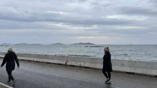 İstanbul'u lodos, Kadıköy'ü kırmızı yosunlar vurdu