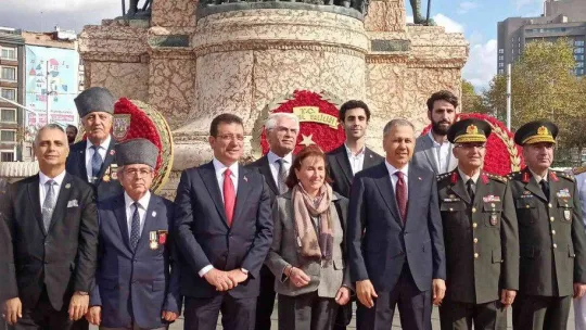 İstanbul'un düşman işgalinden kurtuluşunun 99. yılı Taksim Cumhuriyet Anıtı önünde kutlandı
