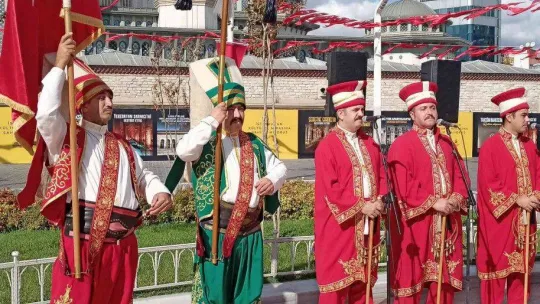 İstanbul'un düşman işgalinden kurtuluşunun 99. yılı Taksim Cumhuriyet Anıtı önünde kutlandı