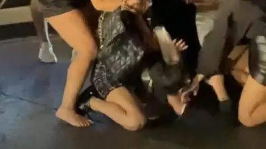 İstanbul'un göbeğinde kadınların saç saça kavgası kamerada