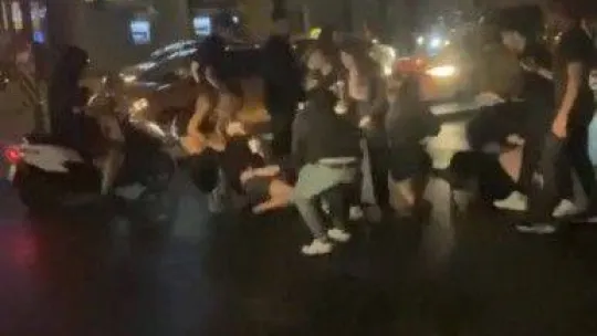 İstanbul'un göbeğinde kadınların saç saça kavgası kamerada