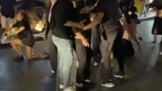 İstanbul'un göbeğinde kadınların saç saça kavgası kamerada