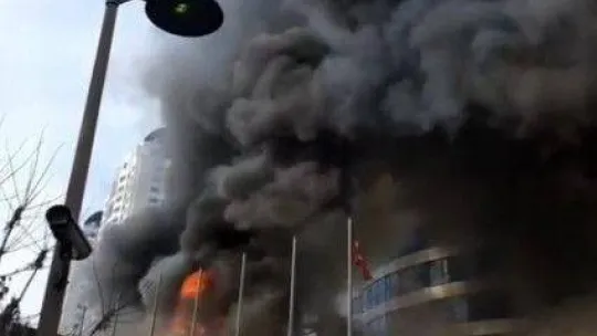 İstanbul'un göbeğindeki alışveriş merkezinde büyük yangın