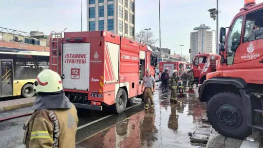 İstanbul'un göbeğindeki alışveriş merkezinde büyük yangın