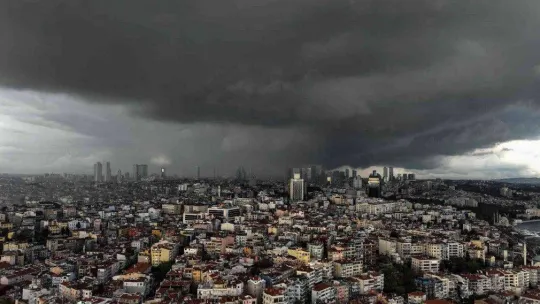 İstanbul'un üzerini yağmur bulutları kapladı