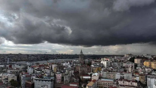 İstanbul'un üzerini yağmur bulutları kapladı