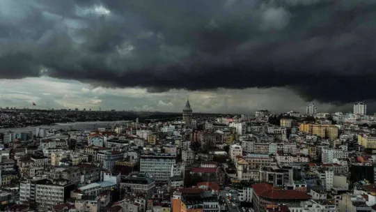 İstanbul'un üzerini yağmur bulutları kapladı