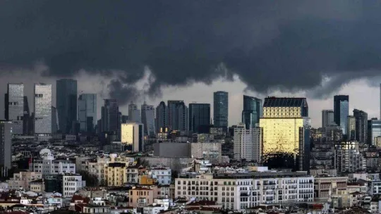 İstanbul'un üzerini yağmur bulutları kapladı
