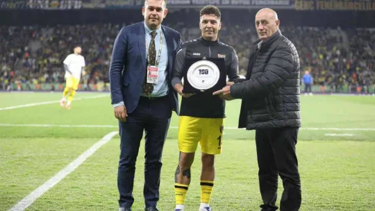 İstanbulspor ile 100. maçına çıkan Oğuzhan Berber'e plaket verildi