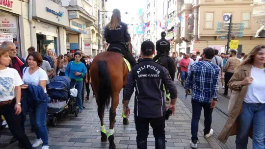 İstiklal Caddesi'nde atlı polislere yoğun ilgi