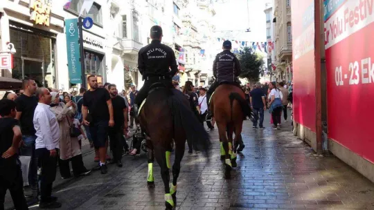 İstiklal Caddesi'nde atlı polislere yoğun ilgi