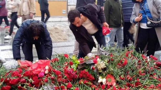 İstiklal Caddesi'nde hayatını kaybedenler için oluşturulan platform ve bayraklar kaldırıldı
