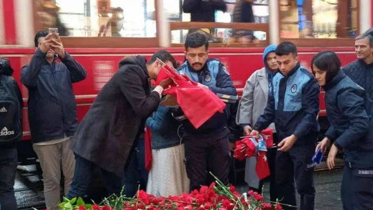 İstiklal Caddesi'nde hayatını kaybedenler için oluşturulan platform ve bayraklar kaldırıldı