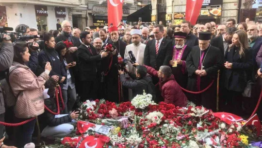 İstiklal Caddesi'nde teröre karşı anlamlı yürüyüş