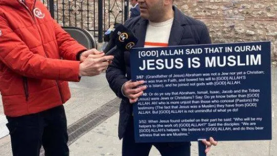 İsveç Konsolosluğunda İngilizce protesto