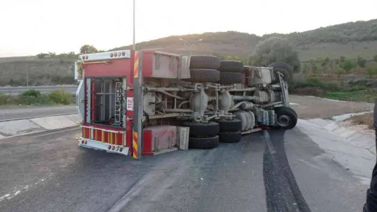 İtfaiye aracı devrildi, 3 itfaiye eri yaralandı