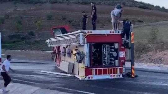 İtfaiye aracı devrildi, 3 itfaiye eri yaralandı