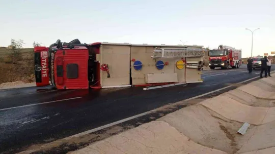 İtfaiye aracı devrildi, 3 itfaiye eri yaralandı