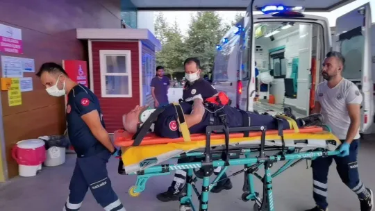 İtfaiye aracı devrildi, 3 itfaiye eri yaralandı