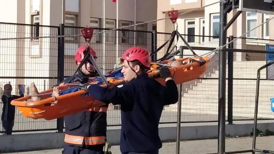 İtfaiyeden gerçeği aratmayan tatbikat: Öğrenciler bu şekilde tahliye edildi