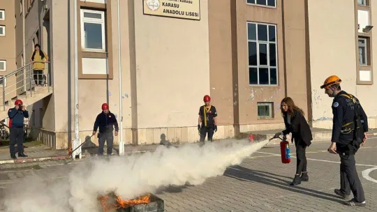 İtfaiyeden gerçeği aratmayan tatbikat: Öğrenciler bu şekilde tahliye edildi