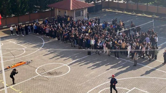 İtfaiyeden gerçeği aratmayan tatbikat: Öğrenciler bu şekilde tahliye edildi