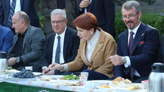 İYİ Parti Genel Başkanı Akşener, Ankara'da hal esnafını ziyaret etti